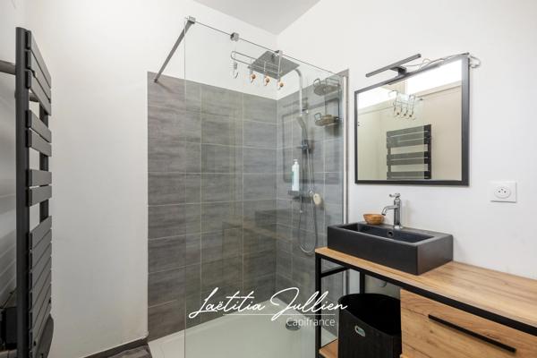 BAISSE DE PRIX [EXCLUSIVITÉ] Maison de plain-pied T3 – Terrain plat 906 m² – Proche village d’Éoures