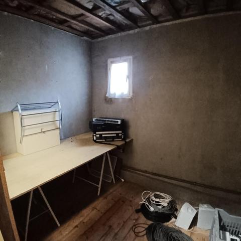 Maison 172 m² 7 pièces 4 chambres 2500 mètres carrés de terrain et  un hangar en dur 65 m2 de garage et 65 mètres carrés au niveau supérieur de stockage idéal pour un artisan