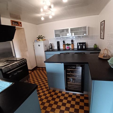 Maison 172 m² 7 pièces 4 chambres 2500 mètres carrés de terrain et  un hangar en dur 65 m2 de garage et 65 mètres carrés au niveau supérieur de stockage idéal pour un artisan