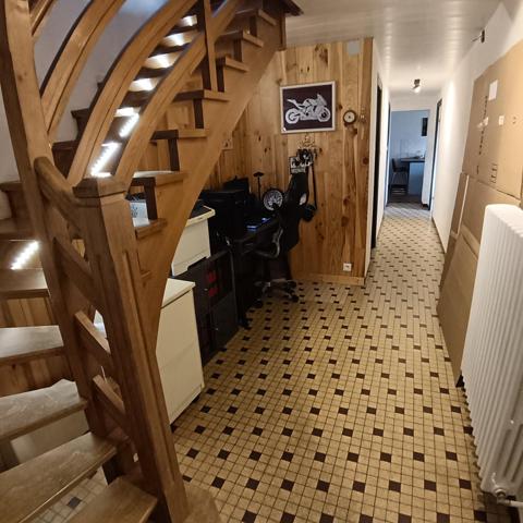 Maison 172 m² 7 pièces 4 chambres 2500 mètres carrés de terrain et  un hangar en dur 65 m2 de garage et 65 mètres carrés au niveau supérieur de stockage idéal pour un artisan