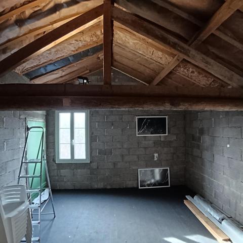 Maison 172 m² 7 pièces 4 chambres 2500 mètres carrés de terrain et  un hangar en dur 65 m2 de garage et 65 mètres carrés au niveau supérieur de stockage idéal pour un artisan