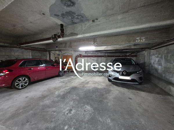 Grande place de parking - AV. DE ST MANDE - Env 12m²