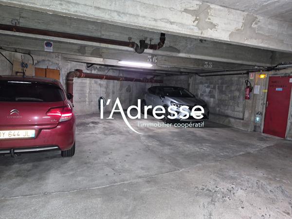 Grande place de parking - AV. DE ST MANDE - Env 12m²