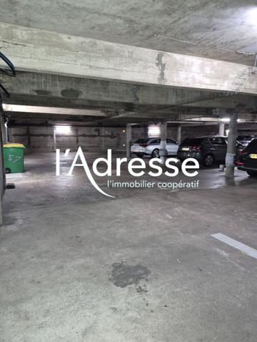 Grande place de parking - AV. DE ST MANDE - Env 12m²