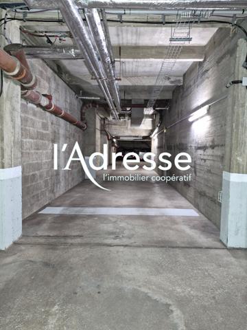 Grande place de parking - AV. DE ST MANDE - Env 12m²