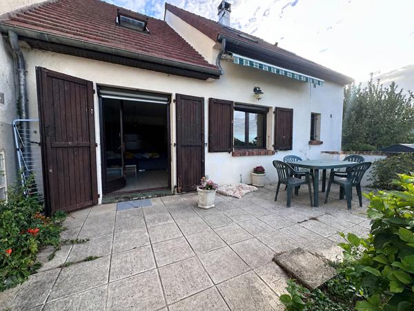 PROCHE CENTRE-VILLE- Maison, DPE D, Chambre en rez-de-chaussée et sous-sol total.