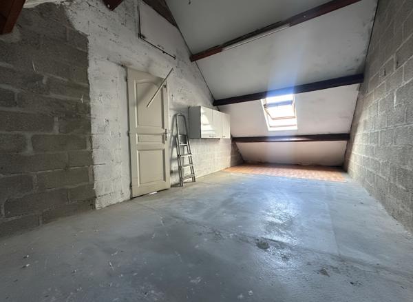 PROCHE CENTRE-VILLE- Maison, DPE D, Chambre en rez-de-chaussée et sous-sol total.