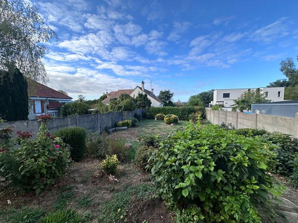 PROCHE CENTRE-VILLE- Maison, DPE D, Chambre en rez-de-chaussée et sous-sol total.