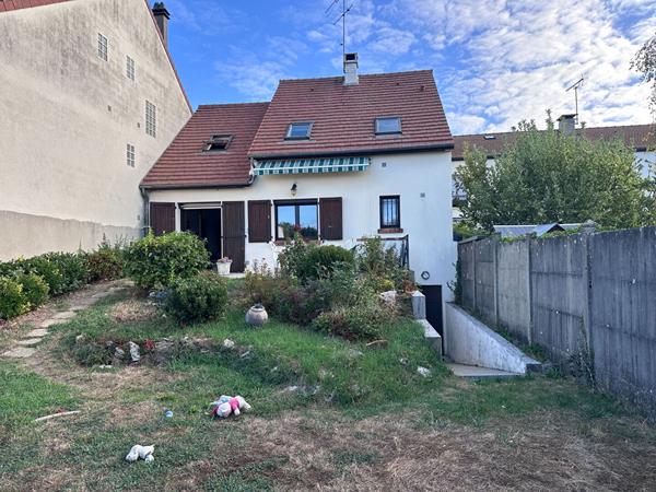 PROCHE CENTRE-VILLE- Maison, DPE D, Chambre en rez-de-chaussée et sous-sol total.