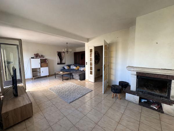 PROCHE CENTRE-VILLE- Maison, DPE D, Chambre en rez-de-chaussée et sous-sol total.