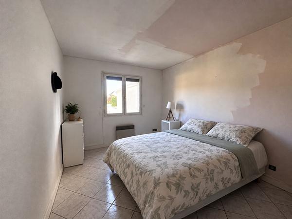 PROCHE CENTRE-VILLE- Maison, DPE D, Chambre en rez-de-chaussée et sous-sol total.