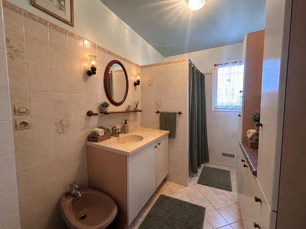 PROCHE CENTRE-VILLE- Maison, DPE D, Chambre en rez-de-chaussée et sous-sol total.