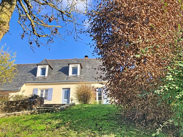 A vendre à moins de 1 kilomètre du centre-ville de Chalonnes sur Loire, maison de plus de 120m² habitable, 4 chambres dont une suite parentale au rez-de-chaussée, et jardin de plus de 900m².