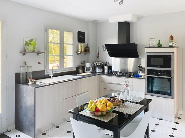 A vendre à moins de 1 kilomètre du centre-ville de Chalonnes sur Loire, maison de plus de 120m² habitable, 4 chambres dont une suite parentale au rez-de-chaussée, et jardin de plus de 900m².