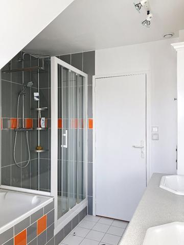 A vendre à moins de 1 kilomètre du centre-ville de Chalonnes sur Loire, maison de plus de 120m² habitable, 4 chambres dont une suite parentale au rez-de-chaussée, et jardin de plus de 900m².