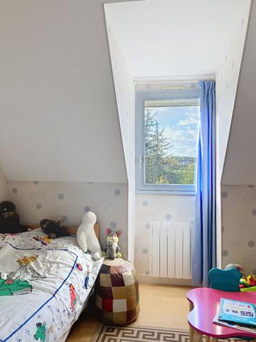 A vendre à moins de 1 kilomètre du centre-ville de Chalonnes sur Loire, maison de plus de 120m² habitable, 4 chambres dont une suite parentale au rez-de-chaussée, et jardin de plus de 900m².