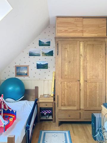 A vendre à moins de 1 kilomètre du centre-ville de Chalonnes sur Loire, maison de plus de 120m² habitable, 4 chambres dont une suite parentale au rez-de-chaussée, et jardin de plus de 900m².