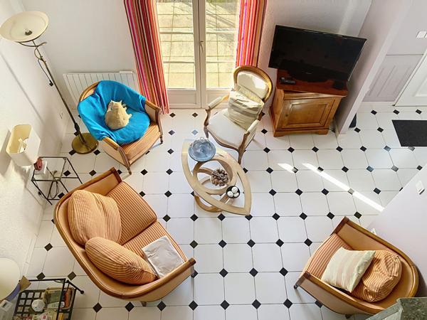 A vendre à moins de 1 kilomètre du centre-ville de Chalonnes sur Loire, maison de plus de 120m² habitable, 4 chambres dont une suite parentale au rez-de-chaussée, et jardin de plus de 900m².