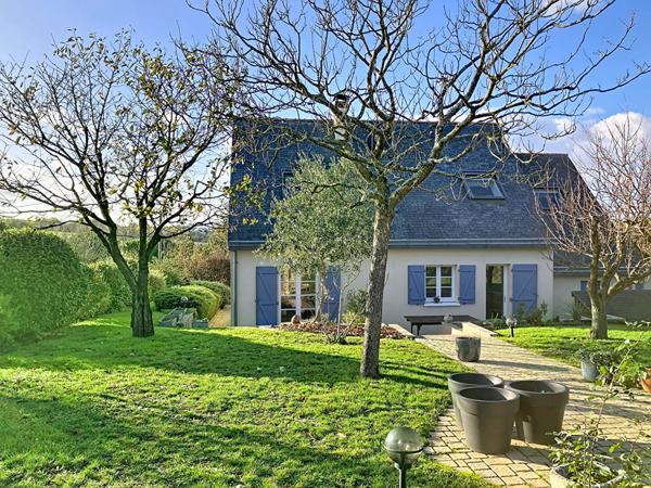 A vendre à moins de 1 kilomètre du centre-ville de Chalonnes sur Loire, maison de plus de 120m² habitable, 4 chambres dont une suite parentale au rez-de-chaussée, et jardin de plus de 900m².