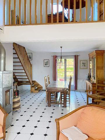 A vendre à moins de 1 kilomètre du centre-ville de Chalonnes sur Loire, maison de plus de 120m² habitable, 4 chambres dont une suite parentale au rez-de-chaussée, et jardin de plus de 900m².