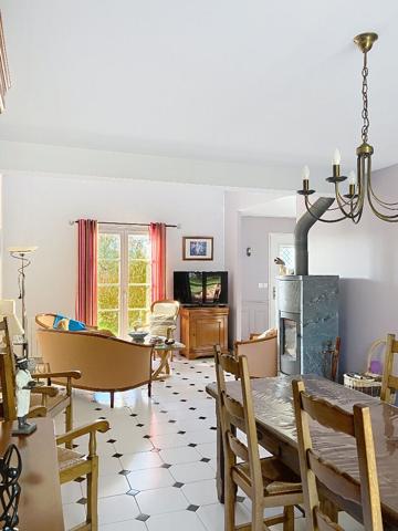 A vendre à moins de 1 kilomètre du centre-ville de Chalonnes sur Loire, maison de plus de 120m² habitable, 4 chambres dont une suite parentale au rez-de-chaussée, et jardin de plus de 900m².