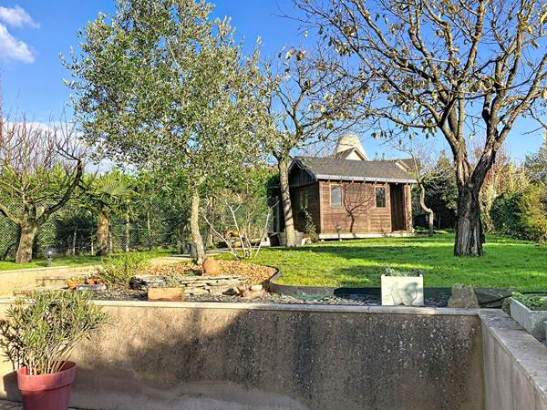 A vendre à moins de 1 kilomètre du centre-ville de Chalonnes sur Loire, maison de plus de 120m² habitable, 4 chambres dont une suite parentale au rez-de-chaussée, et jardin de plus de 900m².