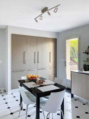 A vendre à moins de 1 kilomètre du centre-ville de Chalonnes sur Loire, maison de plus de 120m² habitable, 4 chambres dont une suite parentale au rez-de-chaussée, et jardin de plus de 900m².