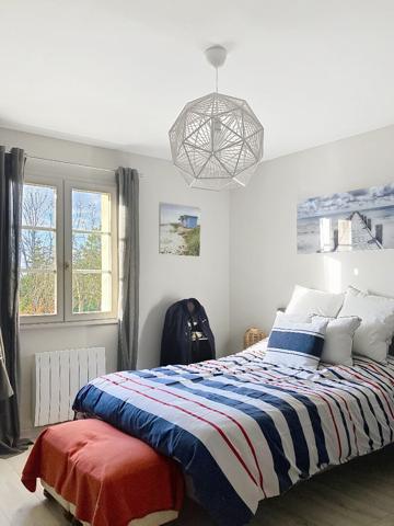 A vendre à moins de 1 kilomètre du centre-ville de Chalonnes sur Loire, maison de plus de 120m² habitable, 4 chambres dont une suite parentale au rez-de-chaussée, et jardin de plus de 900m².