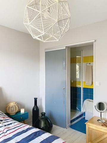 A vendre à moins de 1 kilomètre du centre-ville de Chalonnes sur Loire, maison de plus de 120m² habitable, 4 chambres dont une suite parentale au rez-de-chaussée, et jardin de plus de 900m².