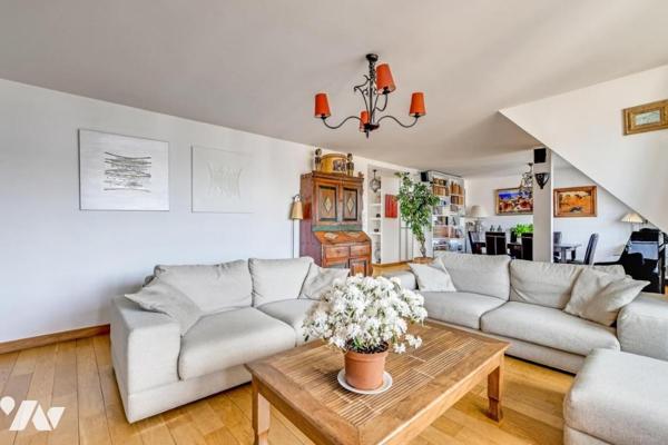 Commerce – Appartement familial en dernier étage avec balcon