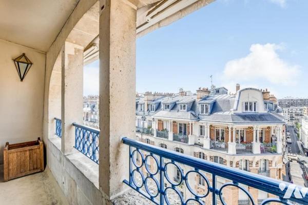 Commerce – Appartement familial en dernier étage avec balcon