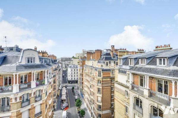 Commerce – Appartement familial en dernier étage avec balcon