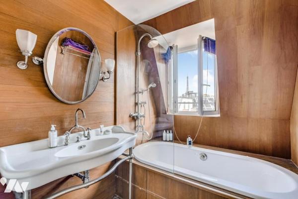 Commerce – Appartement familial en dernier étage avec balcon