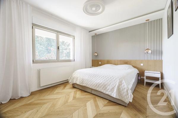 Maison à vendre  9 pièces - 290,70 m 2   VILLEJUIF  - 94