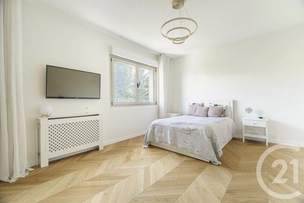 Maison à vendre  9 pièces - 290,70 m 2   VILLEJUIF  - 94
