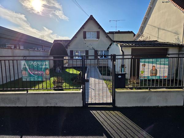 Authenticité & Vie de Plain-Pied au Coeur du Triangle d'Or à VAUJOURS (maison 4 pièces)