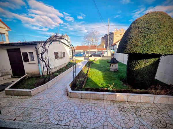 Authenticité & Vie de Plain-Pied au Coeur du Triangle d'Or à VAUJOURS (maison 4 pièces)