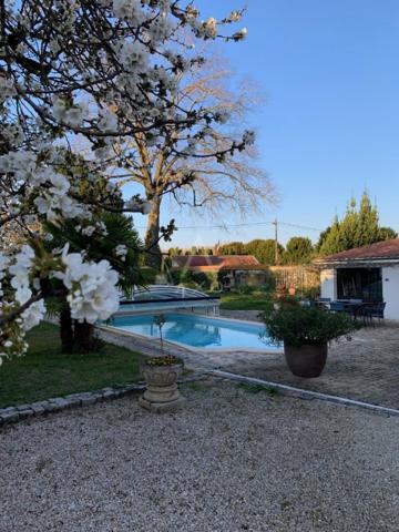 GRANDE MAISON DE MAÎTRE, 10 pièces, piscine, jardin et garage.