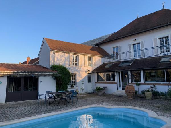GRANDE MAISON DE MAÎTRE, 10 pièces, piscine, jardin et garage.