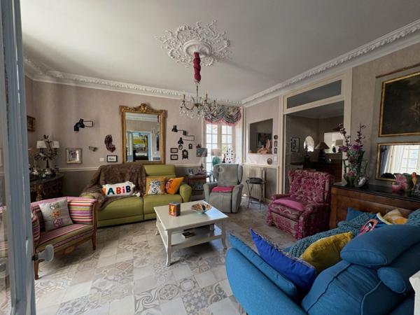 GRANDE MAISON DE MAÎTRE, 10 pièces, piscine, jardin et garage.