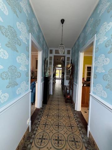 GRANDE MAISON DE MAÎTRE, 10 pièces, piscine, jardin et garage.