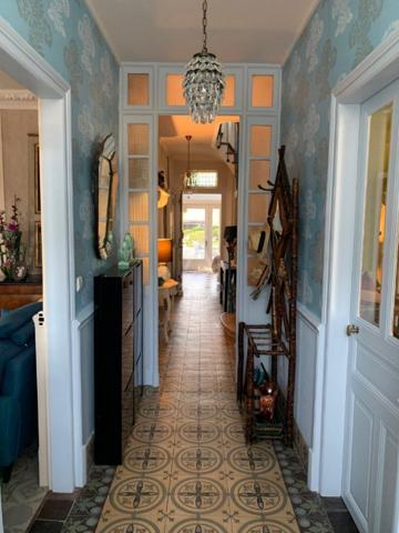 GRANDE MAISON DE MAÎTRE, 10 pièces, piscine, jardin et garage.