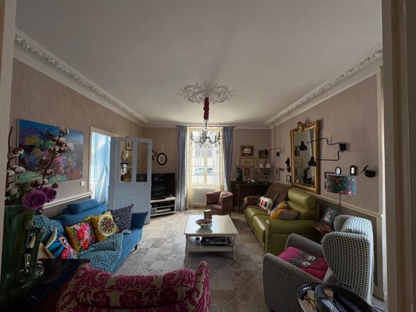 GRANDE MAISON DE MAÎTRE, 10 pièces, piscine, jardin et garage.