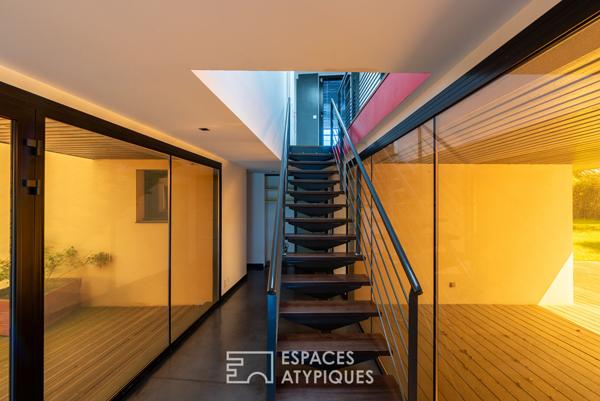 Contemporaine singulière et sa piscine