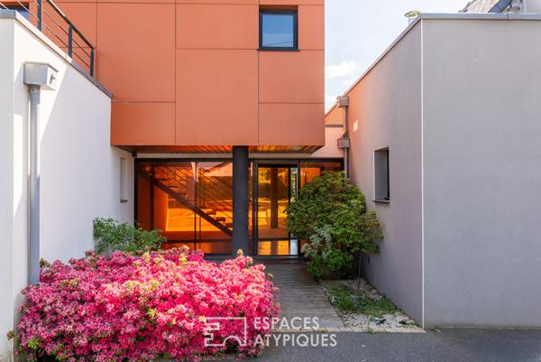 Contemporaine singulière et sa piscine