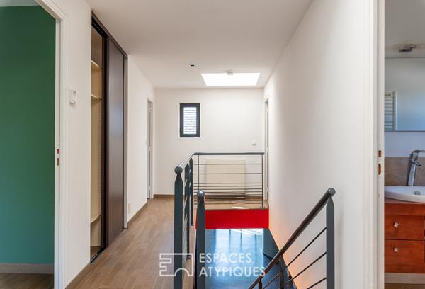 Contemporaine singulière et sa piscine