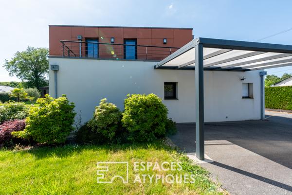 Contemporaine singulière et sa piscine