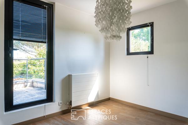 Contemporaine singulière et sa piscine