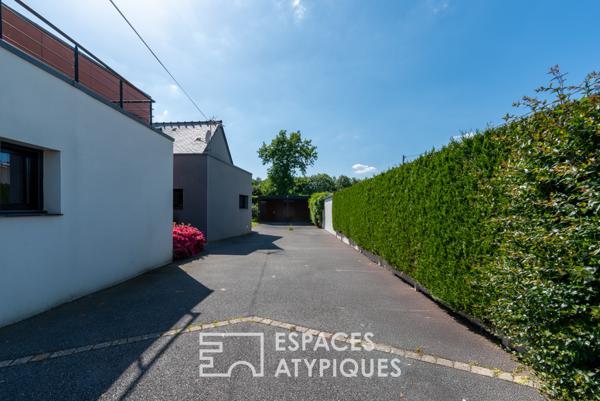 Contemporaine singulière et sa piscine