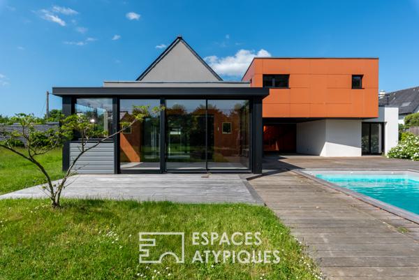 Contemporaine singulière et sa piscine